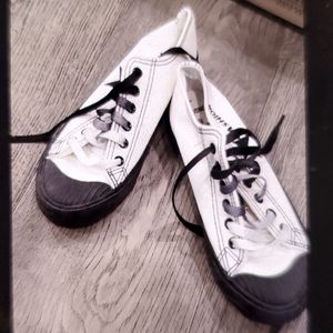 New with box light weight white sneakers shoe
